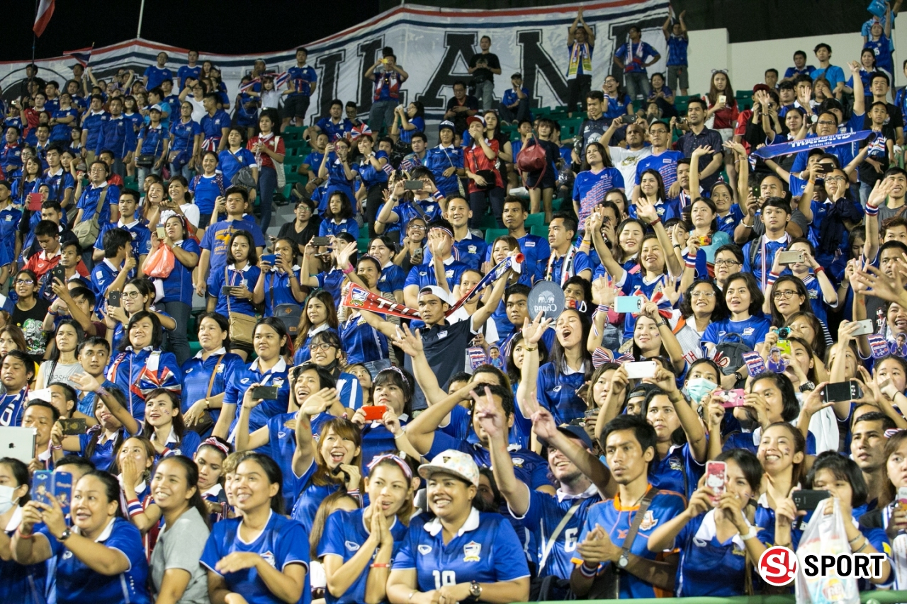 ภาพบรรยากาศและสีสันกองเชียร์ไทย