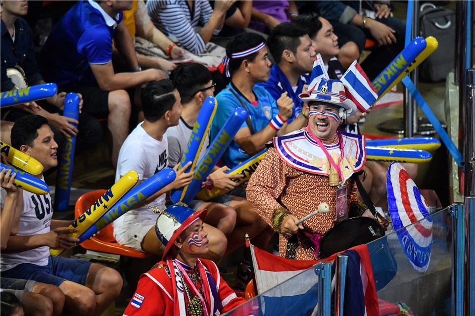 รวมรูปภาพของ คอมเม้นท์แฟนวอลเลย์บอล "เวียดนาม" เกี่ยวกับ "นักกีฬา+ กองเชียร์ไทย" เกมแพ้บราซิลเมื่อวานนี้ รูปที่ 3 จาก 7