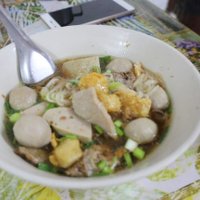 “ก๋วยเตี๋ยวเนื้อตรอกขามแป”  น้ำซุปรสเด็ดกับลูกชิ้นสูตรลับ