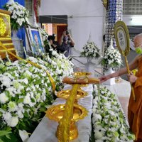 ครอบครัวธุรกิจไข่เป็ดโพธาราม ขนเงินสด 8 แสน เป็นของชำร่วยแจกชาวบ้าน