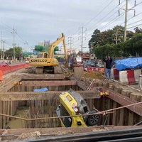 แท็กซี่พุ่งตกหลุมตอม่อคนขับผู้โดยสารรอดตายหวุดหวิด