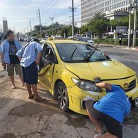แท็กซี่พุ่งตกหลุมตอม่อคนขับผู้โดยสารรอดตายหวุดหวิด