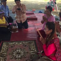 แห่ขอหวยต้นตะเคียน หลังพระเกิดนิมิตว่าต้องเอาของมีค่าขึ้นมา