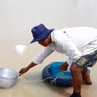 ไอเดียวแจ่ม! ใช้กระบอกไม้ไผ่ดักจับปลาซิว แบบภูมิปัญญาชาวบ้าน