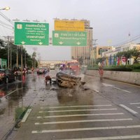 ซิ่งระทึก! เบนซ์ซิ่งชนท้ายรถบรรทุกไฟไหม้ทั้งคัน คนขับโบกรถไปหาหมอ