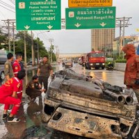 ซิ่งระทึก! เบนซ์ซิ่งชนท้ายรถบรรทุกไฟไหม้ทั้งคัน คนขับโบกรถไปหาหมอ