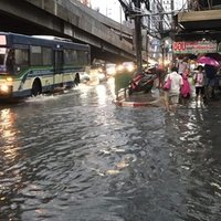 ประมวลภาพ! ฝนถล่มกรุงน้ำท่วมขังหลายจุด รถติดยาว
