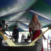 เยาวชนร่วมสืบสานการกวนขนมอาซูรอ 1 ปี มีกินแค่ครั้งเดียว