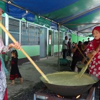 เยาวชนร่วมสืบสานการกวนขนมอาซูรอ 1 ปี มีกินแค่ครั้งเดียว