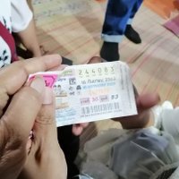 พอได้ยิ้มออกบ้าง! ลูกสาวซื้อหวยตามอายุแม่ที่เสียชีวิตถูกตรงๆ รับ 12,000,000