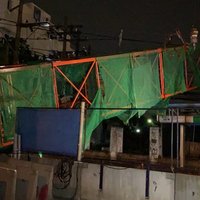ระทึกกลางดึก นั่งร้านก่อสร้างรถไฟฟ้าล้มพาดสายไฟหัก 2 ต้น