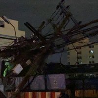 ระทึกกลางดึก นั่งร้านก่อสร้างรถไฟฟ้าล้มพาดสายไฟหัก 2 ต้น