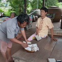 เทวดาเข้าฝัน! ก่อนพบลูกหมูประหลาดมี 8 ขา เชื่อเป็นลูกหมูให้โชค