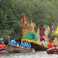ลากพระทางน้ำข้ามทะเล จ.ตรัง แห่งเดียวในไทย