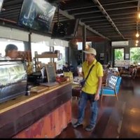 ร้านกาแฟรูปแบบใหม่สไตล์ชิคชิค พร้อมจุดพักรถครบวงจร