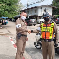 ชื่นชมดาบตำรวจ เก็บเงิน 15,000 ตกบนถนน นำไปประกาศตามหาเจ้าของ