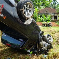 ไม่เหยียบหมา! คนขับรถยนต์ถูกสุนัขวิ่งตัดหน้า หักหลบพลิกคว่ำเจ็บ 3 ราย