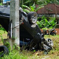 ไม่เหยียบหมา! คนขับรถยนต์ถูกสุนัขวิ่งตัดหน้า หักหลบพลิกคว่ำเจ็บ 3 ราย