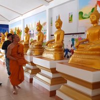 ขอพรพระพุทธรูปปางไสยาสน์ ชมภาพจิตกรรมฝาผนังร่วมสมัยยุคใหม่