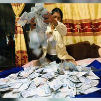 เงินแสนดีใจ! สาวค้าไก่สดเก็บแบงก์ 50 ปลายปีได้เงิน 140,000 บาท