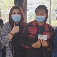 รวยยกเข่ง! ด.ต.หญิงชวนตำรวจและพองเพื่อน เหมาแผงลอตเตอรี่ถูกรางวัลที่1 รับ 6 ล้าน