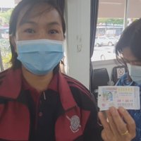 รวยยกเข่ง! ด.ต.หญิงชวนตำรวจและพองเพื่อน เหมาแผงลอตเตอรี่ถูกรางวัลที่1 รับ 6 ล้าน