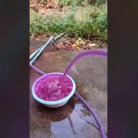 หวานเจี๊ยบ! หนุ่มโพสต์ น้ำประปาสีนี้เคยเห็นไหม สีแดงโซดา