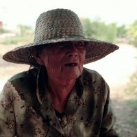 ชีวิตที่ไม่เคยท้อ! ยายวัย 82 ปี เข็นรถขายของในหมู่บ้าน แม้เดินแทบไม่ไหว
