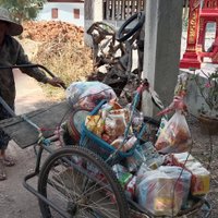ชีวิตที่ไม่เคยท้อ! ยายวัย 82 ปี เข็นรถขายของในหมู่บ้าน แม้เดินแทบไม่ไหว