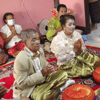 สะดุดรักรุ่นใหญ่! งานแต่งชื่นมื่นเจ้าบ่าว 80 เจ้าสาว 67 รักไม่มีวันตาย