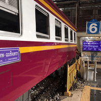 อกอีแป้นจะแตก! สุดระทึกรถไฟพุ่งทะลุ ชนที่กั้นกลางหัวลำโพง