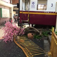 อกอีแป้นจะแตก! สุดระทึกรถไฟพุ่งทะลุ ชนที่กั้นกลางหัวลำโพง