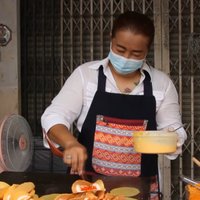 ตำนานขนมเบื้องแม่สำเนียง หอม หวาน อร่อย ขายมานานกว่า 40 ปี
