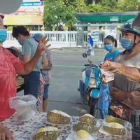 เงินน้อยก็กินได้! ทุเรียนแบ่งขาย 5 บาท 10 บาท 15 บาท