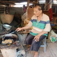 ชีวิตไชายพิการวัย 71 ปี ขาขาด 2 ข้าง ไม่แบมือขอใครเก็บขยะหาเลี้ยงครอบครัว