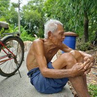 ตาวัย 82 ปี ยึดอาชีพปีนต้นตาล แข็งแรงเหมือนหนุ่มๆ