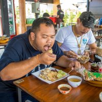 ก๋วยเตี๋ยวเรือใหญ่ เฮีย ช ขายชามละ 20 บาท ช่วยเหลือเศรษฐกิจช่วงโควิด