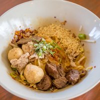 ก๋วยเตี๋ยวเรือใหญ่ เฮีย ช ขายชามละ 20 บาท ช่วยเหลือเศรษฐกิจช่วงโควิด