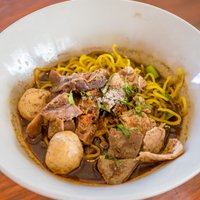 ก๋วยเตี๋ยวเรือใหญ่ เฮีย ช ขายชามละ 20 บาท ช่วยเหลือเศรษฐกิจช่วงโควิด