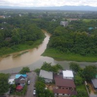 แปลกตา ธรรมชาติรังสรรค์! ฝนตกหนักเกิดปรากฏการณ์น้ำสองสี กลางน้ำวังเมืองลำปาง