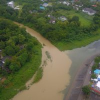 แปลกตา ธรรมชาติรังสรรค์! ฝนตกหนักเกิดปรากฏการณ์น้ำสองสี กลางน้ำวังเมืองลำปาง