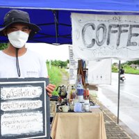 หนุ่มพิการหูหนวกไม่ท้อชีวิต ชงกาแฟขายริมทาง