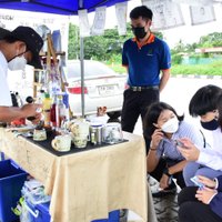 หนุ่มพิการหูหนวกไม่ท้อชีวิต ชงกาแฟขายริมทาง