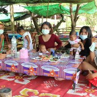 ความสุขเล็กๆ แห่พาลูกหลานเล่นน้ำล้นสปริงเวย์ อ่างห้วยเสนง 