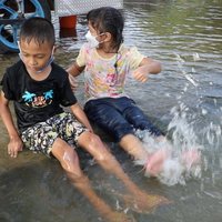 ความสุขเล็กๆ แห่พาลูกหลานเล่นน้ำล้นสปริงเวย์ อ่างห้วยเสนง 