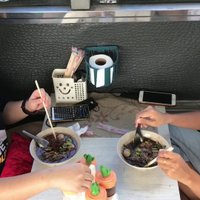 เข้าท่า "เตี๋ยวเรือรสบัส" บรรยากาศดี แถมทำบุญกินฟรี