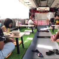 เข้าท่า "เตี๋ยวเรือรสบัส" บรรยากาศดี แถมทำบุญกินฟรี