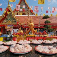 หัวหมูแพง ชาวบ้านถูกหวยเกือบครึ่งล้าน ขนไก่ 500 ตัว แก้บน ก่อนแจกชาวบ้าน