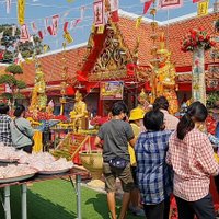 หัวหมูแพง ชาวบ้านถูกหวยเกือบครึ่งล้าน ขนไก่ 500 ตัว แก้บน ก่อนแจกชาวบ้าน