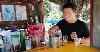 "ยอดกาแฟอายุยืน" ร้านกาแฟโบราณแนวใหม่ใช้ครกหินบดเมล็ดก่อนชง